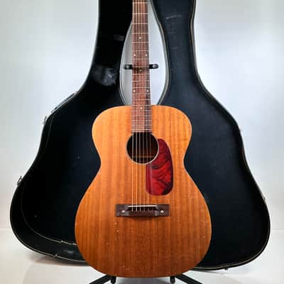 Harmony H165 Grand Concert w/ Hard Case