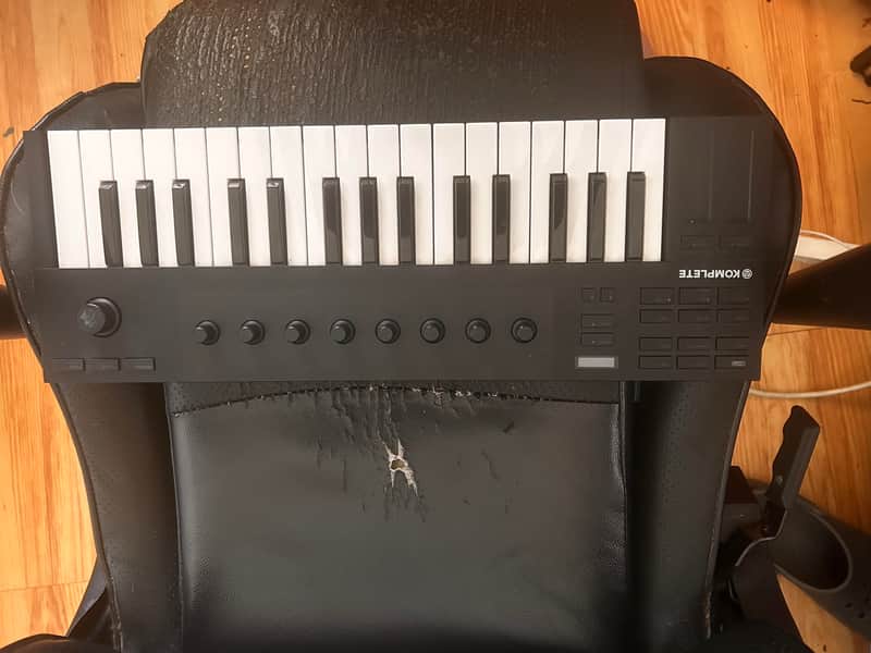 Native Instruments Komplete Kontrol M32 2019 - Black image 1