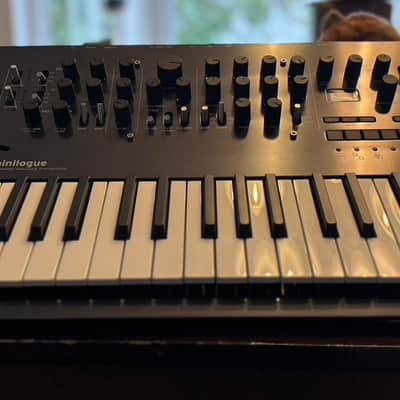 Korg Minilogue Limited Edition polished Grey