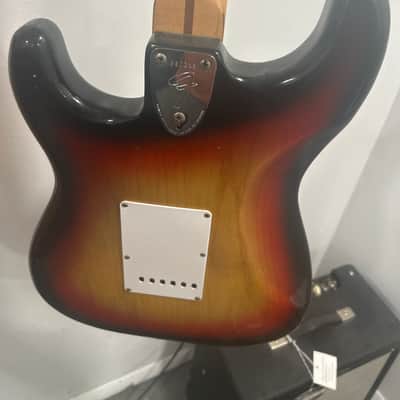 1975 Fender Stratocaster with 3-Bolt Neck, Rosewood Fretboard 1971 - 1977 - Sunburst image 3