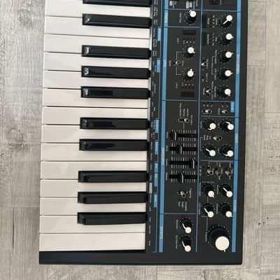 Novation Bass Station II 25-Key Monophonic Synthesizer 2013 - Present - Black