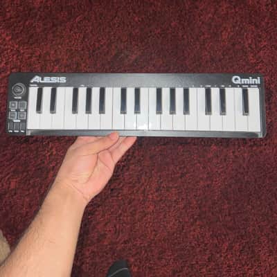 Alesis Qmini Compact 32-Key USB-MIDI Controller 2021 - Black image 1
