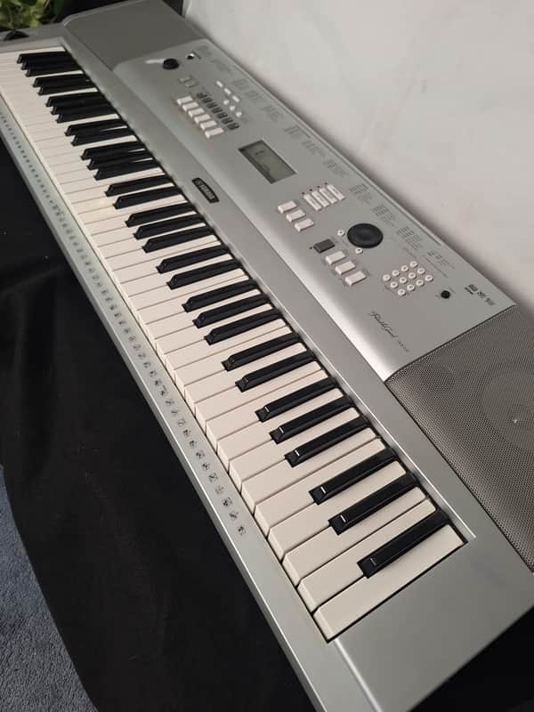 Yamaha DGX-220 76 Key Portable Grand Keyboard - Silver image 1