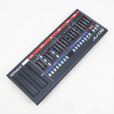 Roland JU-06 "Recreates the legendary JUNO-106 in a compact, book-sized format" [Z1G6774] (03/05)