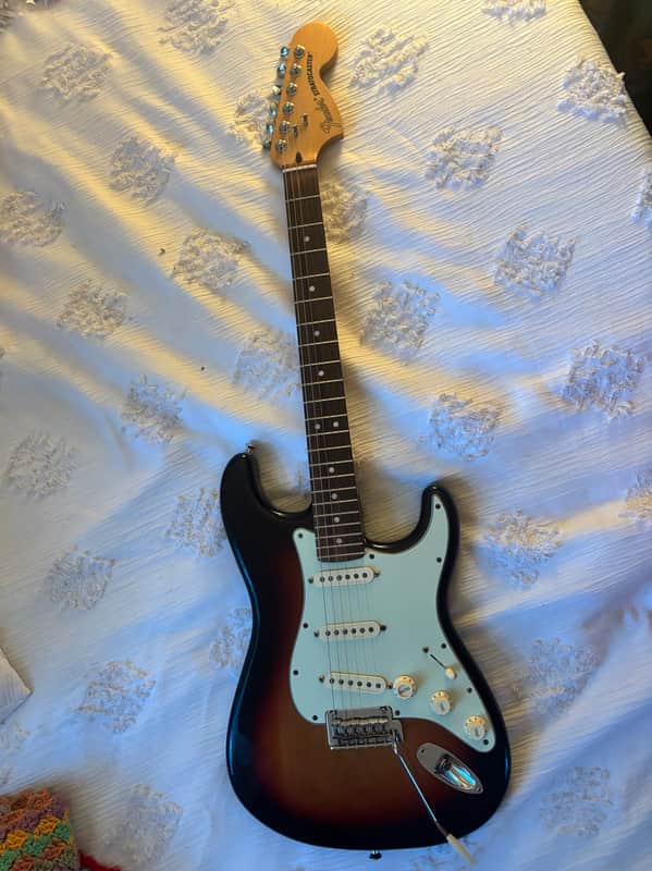 Fender Deluxe Roadhouse Stratocaster with Pau Ferro Fretboard 2018 - 2021 - 3-Color Sunburst