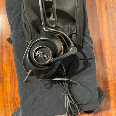 Blue Lola Sealed Over-Ear Headphones 2010s - Black image 4