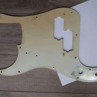 Fender Precision  1962 thru 1971 Pearloid Relic / Aged Pearl Bass USA Vintage Reissue AVRI image 4