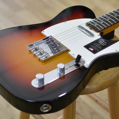 Fender American Vintage II 1963 Telecaster 3 Colour Sunburst w/ Vintage-Style Brown Case B Stock image 9