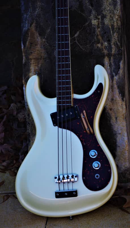 Mosrite VENTURES Bass 1991 White Pearl. The last guitar built by Semie Moseley. RAREST. Only one image 1