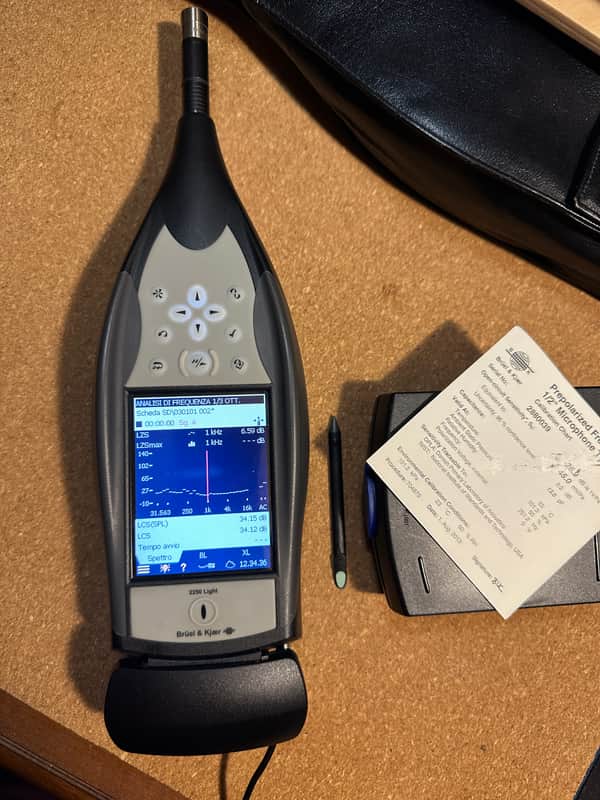 Brüel & Kjær Hand-held Analyzer Type 2250-L + Prepolarized Free-Field ½" Mic Type 4950 + Sound Calibrator Type 4231 image 1