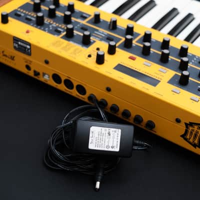 Dave Smith Instruments Mopho 32-Key Monophonic Synthesizer 2011 - 2016 - Yellow with Wood Sides image 9