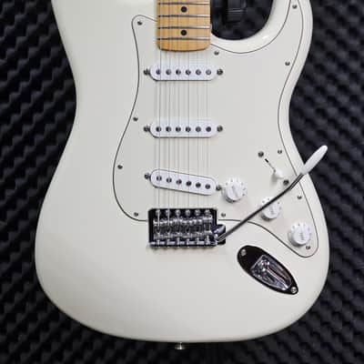 Fender Standard Stratocaster 2011 - Arctic White image 2