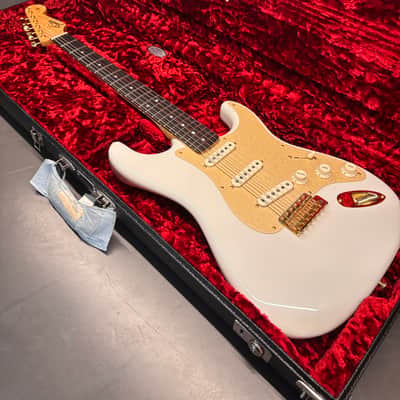 Fender Custom Shop 75th Diamond Anniversary Stratocaster – Diamond White Pearl NOS – Gold Hardware – 2021 image 2