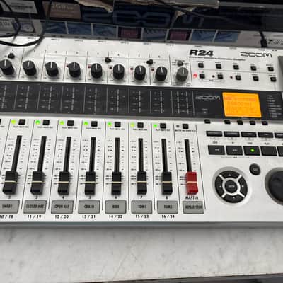 Zoom R24 USB Audio Interface / Digital Multitrack Recorder / Control Surface 2010s - Silver Bild 2