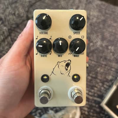 JHS Kodiak Analog Tremolo with Tap Tempo Bundle with JHS Red