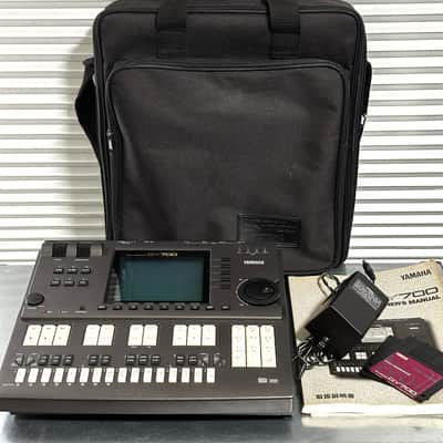 YAMAHA QY700 1997 - Black