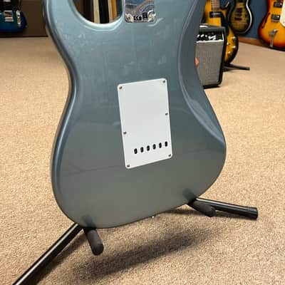 Fender Vintera '60s Stratocaster with Pau Ferro Fretboard 2019  - Ice Blue Metallic - NOS image 3