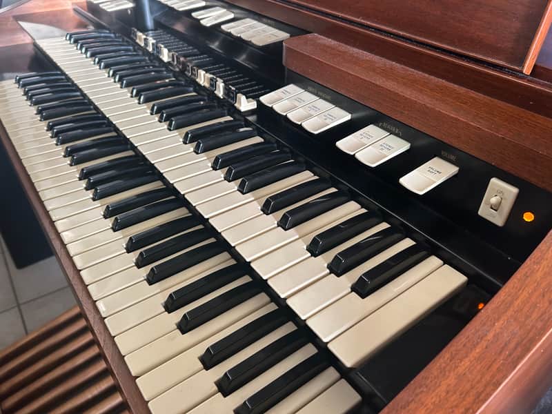 Hammond Organ, with Premium Internal Speakers & Bench image 1