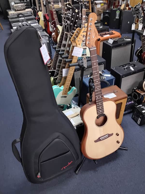 Fender Highway parlor ac/ elec with deluxe bag