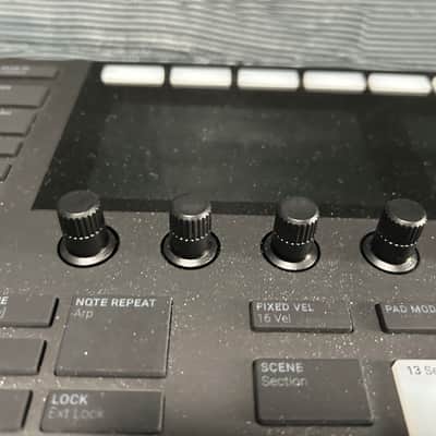 Native Instruments Maschine MKIII 2020swith decksaver- Black image 19