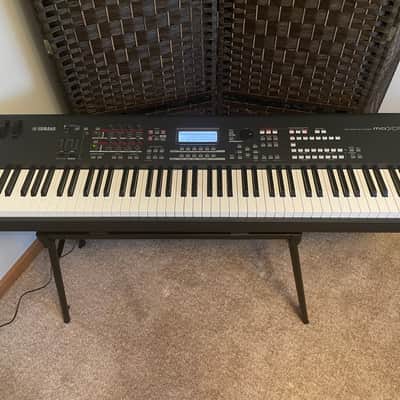 Yamaha MOXF8 88-Key Synthesizer Workstation 2019 Black/Red