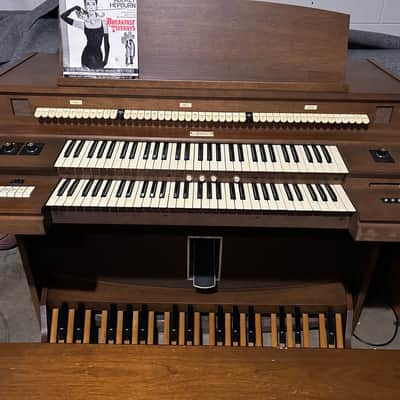Allen Organ w/ Built-in Speakers, 32-Note Concave Pedalboard and bench! image 5
