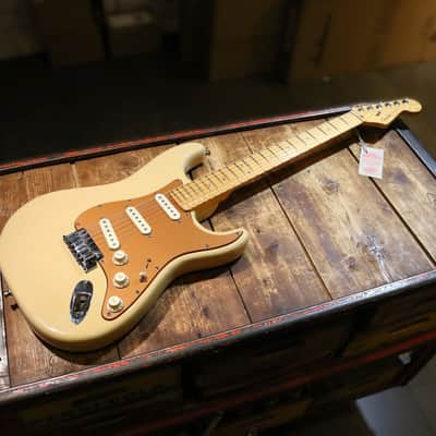 Fender American Deluxe Stratocaster V-Neck with Maple Fretboard 2004 - 2010 - Honey Blonde image 7