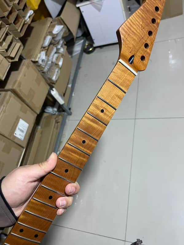 Reverse headstock stainless steel 22 frets Roasted flame Maple guitar neck 25.5inch hole 10mm Reverse headstock SS 22 frets Roasted flame Maple Electric guitar neck tiger25.5 Satin image 1