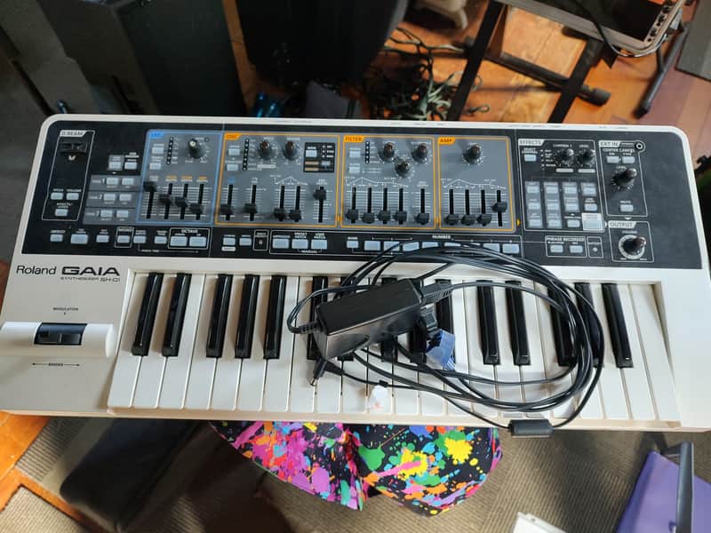 Roland SH-01 GAIA 37-Key Digital Synthesizer 2010 - 2012 - White - extra sounds image 1