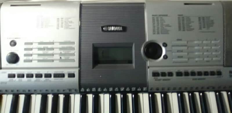 Yamaha PSR-E403 Portable Keyboard. Dead Mint, 100% | Reverb Canada