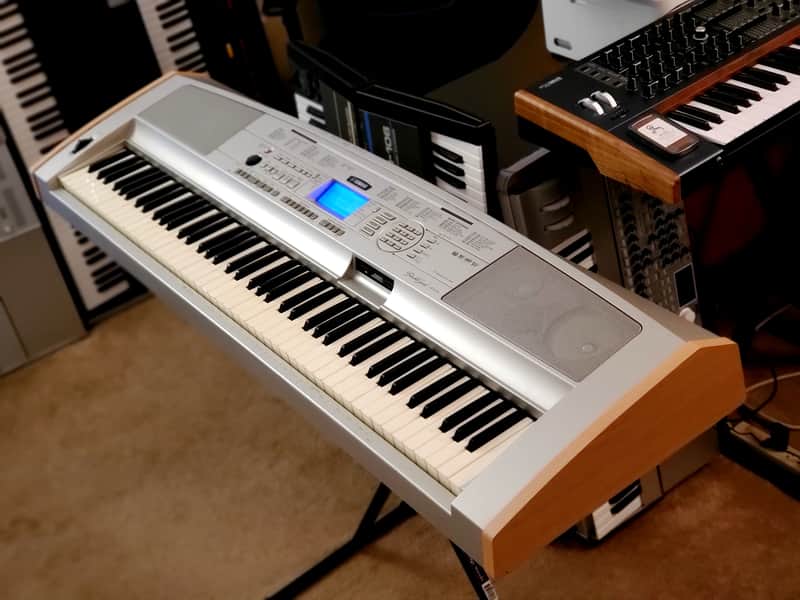 MUST SEE!!! YAMAHA DGX 500 SEMI-WEIGHTED 88-KEY DIGITAL PIANO IN AMAZING CONDITION! image 1