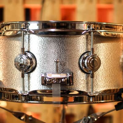 DW 5.5x13 Collector's 3mm Wrinkle Coat Aluminum Snare Drum - DRVA5513SVC image 3