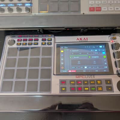 Akai MPC Live II + Skin Retro + Decksaver + SD Expansiones image 2
