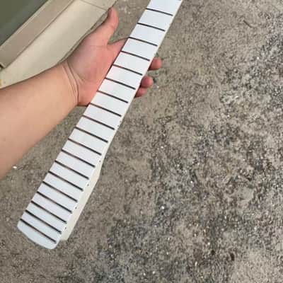 Left hand Round stainless steel 22 frets White gloss finish Maple guitar neck 25.5inch hole 10mm st image 1