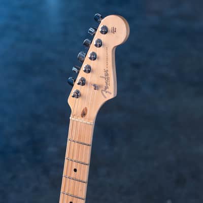 Fender American Series VG Stratocaster with Maple Fretboard 2007 - 2009 - 3-Color Sunburst image 3