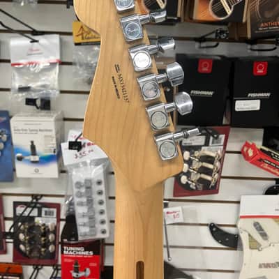 Fender Standard Stratocaster with Maple Fretboard 1998 - 2005 - Arctic White image 8