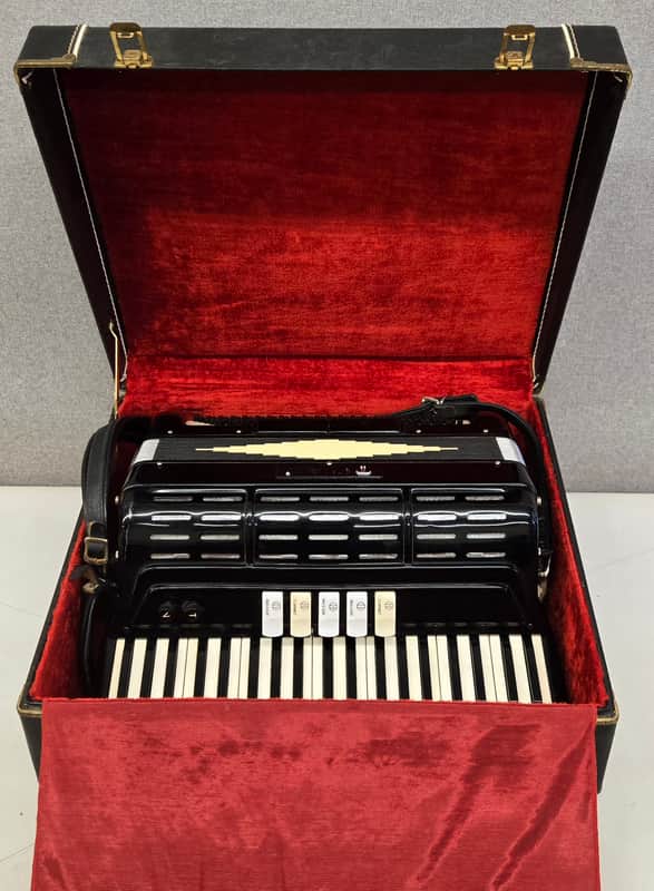 Titano Titan Piano Accordion 41/120 W/Case W/Pickup Tested image 1