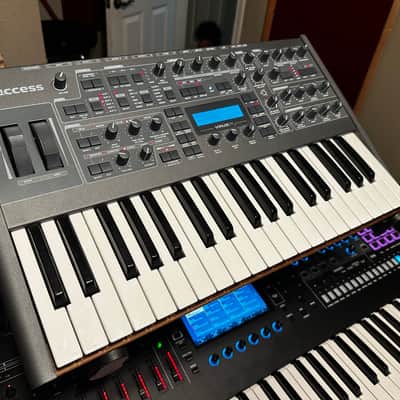 Access Virus TI2 Dark Star 37 (with Case and Full of Expansions)