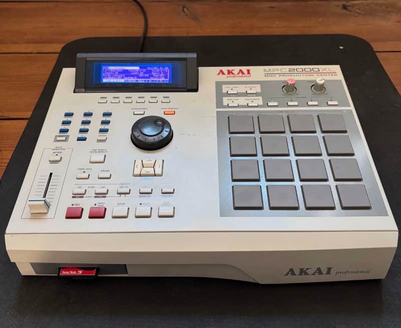 Akai MPC2000XL ORIGINAL BOX +NEW BLUE screen+ 8outs + CF + EB16 + original manual image 1