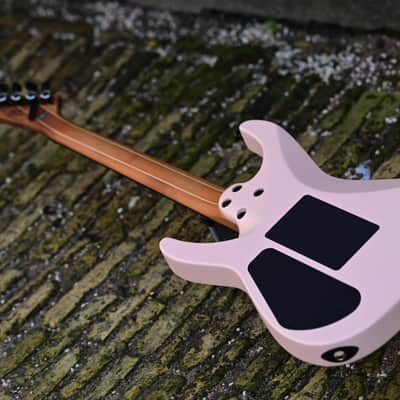 Jackson American Series Virtuoso™, Streaked Ebony Fingerboard - Satin Shell Pink image 10