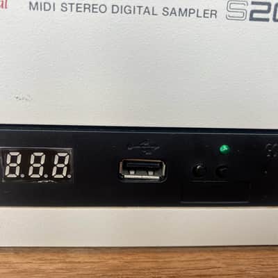 Akai S2000 with floppy disk simulator - 100V image 5