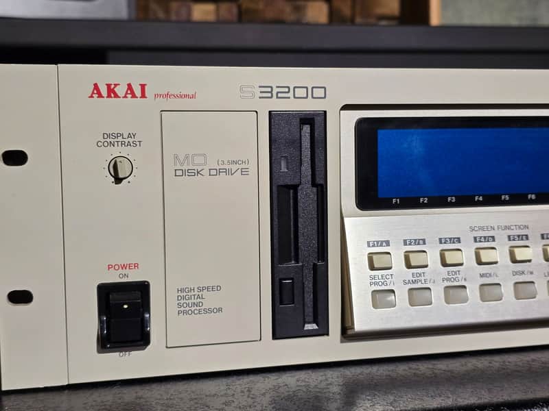 Sampler Akai S3200 - 1992 - White - LCD , FX, 8 Out, Scsi , | Reverb