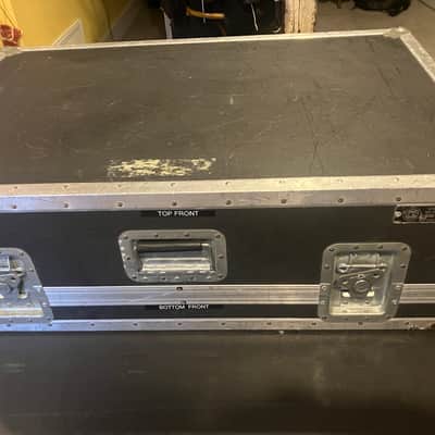 Midas Venice 320 32-Channel analog console WITH Anvil case image 8