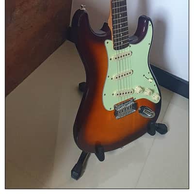 Squier By Fender FSR Affinity Series Stratocaster LRL 2022 - Honey Burst image 3