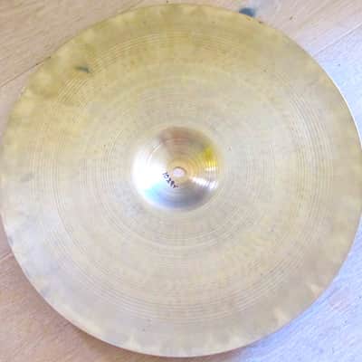 16" Zildjian Avedis Thin Crash Cymbal - Vintage image 2
