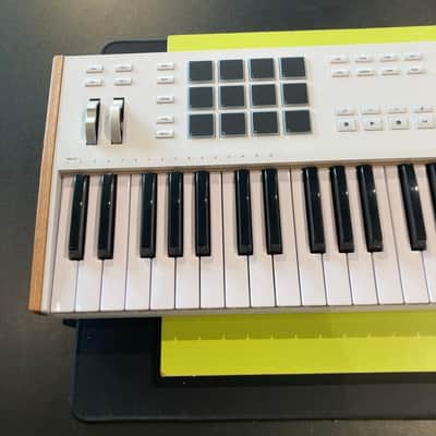 Arturia KeyLab 61 MkIII MIDI Controller 2024 - Present - White image 3