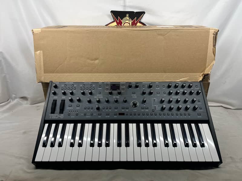 Oberheim TEO-5 44-Key 5-Voice Synthesizer with Box