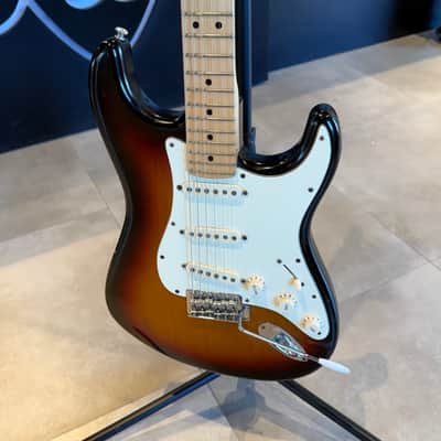 Fender Highway One Stratocaster with Maple Fretboard 2006 - 2011 - 3-Color Sunburst image 3