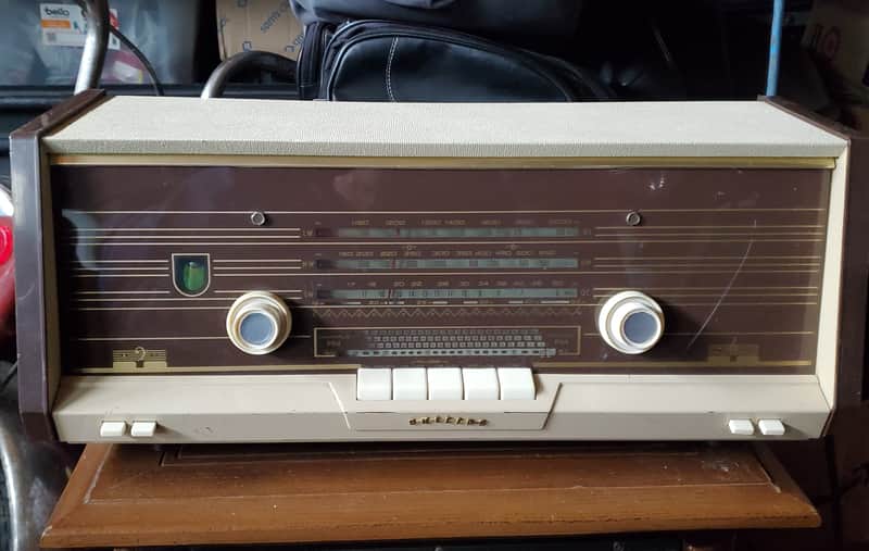 Mid-century Philips Norelco B1X12A/54 Table Top Radio image 1