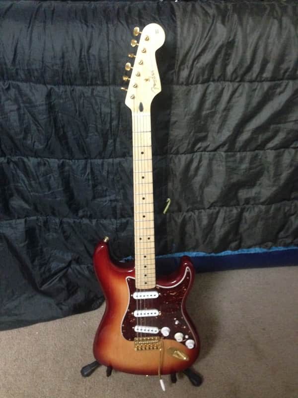 Fender Deluxe Series MIM Special Edition Stratocaster 2006 Cherryburst image 1